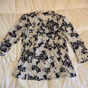 Quarter length cuff sleeve blouse